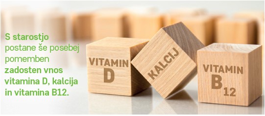 S starostjo postane še posebej pomemben zadosten vnos vitamina D, kalcija in vitamina B12. Tri lesene kocke z napisom pomembnih elementov (vitamin D, kallcij,vitamin B12) 