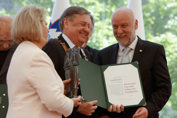 Direktor Lekarne Ljubljana in župan Mestne občine Ljubljana z nagrado