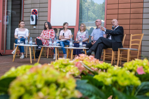 Okrogla miza z dr. Marjanom Sedejem, Marijo Pichler in dr. Silvom Šinkovcem