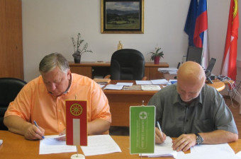 Podpis pogodbe o opravljanju lekarniške dejavnosti v občini Logatec Podpis pogodbe o opravljanju lekarniške dejavnosti v občini Logatec