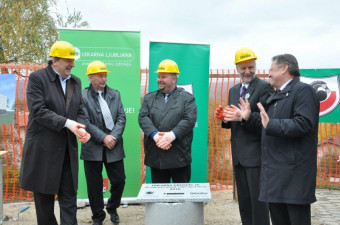 Položen temeljni kamen za novo lekarno pri Zdravstvenem domu Grosuplje Položen temeljni kamen za novo lekarno pri Zdravstvenem domu Grosuplje