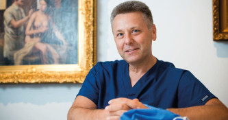 Intervju: prof. dr. Uroš Ahčan, dr. med., spec. plastične, rekonstrukcijske in estetske kirurgije